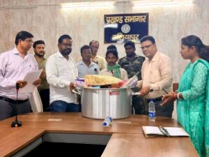 आदिवासी आस्था स्थलों के संरक्षण को बढ़ावा, विधायक चंद्रदेव महतो ने बांटी पूजन सामग्री