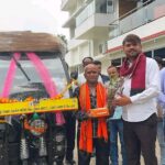विस्थापित परिवार को मिला रोजगार का सहारा, शंभु प्रसाद वर्मा को मिला ई-रिक्शा