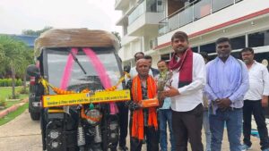 विस्थापित परिवार को मिला रोजगार का सहारा, शंभु प्रसाद वर्मा को मिला ई-रिक्शा