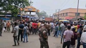 तेज रफ्तार हाइवा की टक्कर से युवक की मौत, आक्रोशित ग्रामीणों ने किया सड़क जाम