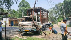 भूली में अनियंत्रित ट्रक बिजली पोल से टकराया, पूरे इलाके की बिजली आपूर्ति बाधित