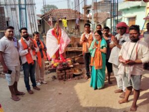 सिंदरी विधानसभा क्षेत्र के बाघमारा में मंदिर निर्माण कार्यों का तारा देवी ने लिया जायजा