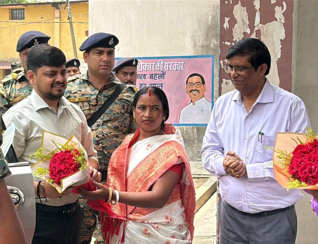 बलियापुर पहुंचने पर डीसी और डीडीसी का स्वागत, प्रमुख पिंकी देवी ने किया अभिनंदन