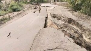 चापापुर OCP की ब्लास्टिंग से धंसी सड़क, ग्रामीणों ने खनन कार्य कराया बंद