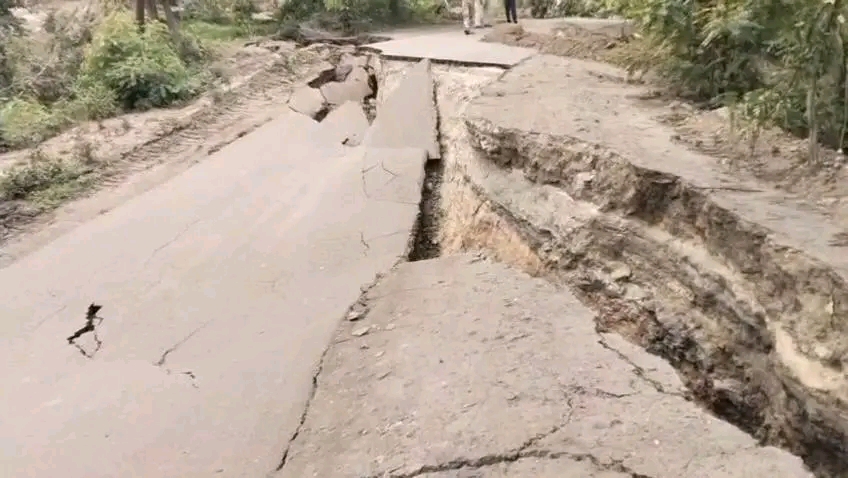 चापापुर OCP की ब्लास्टिंग से धंसी सड़क, ग्रामीणों ने खनन कार्य कराया बंद