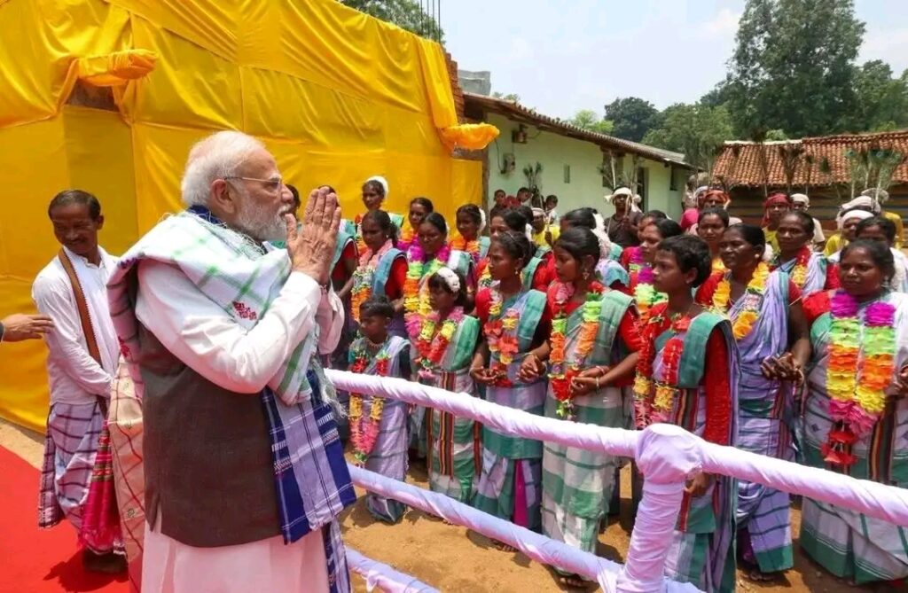 राष्ट्रपति द्रौपदी मुर्मू के पैतृक गांव पहुंचे प्रधानमंत्री मोदी, जनजातीय संस्कृति को दिया सम्मान
