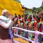 राष्ट्रपति द्रौपदी मुर्मू के पैतृक गांव पहुंचे प्रधानमंत्री मोदी, जनजातीय संस्कृति को दिया सम्मान