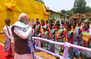 राष्ट्रपति द्रौपदी मुर्मू के पैतृक गांव पहुंचे प्रधानमंत्री मोदी, जनजातीय संस्कृति को दिया सम्मान
