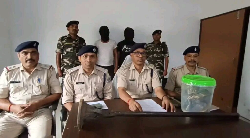 झरिया शिव मंदिर चोरी कांड का खुलासा, 24 घंटे के भीतर दो आरोपी गिरफ्तार