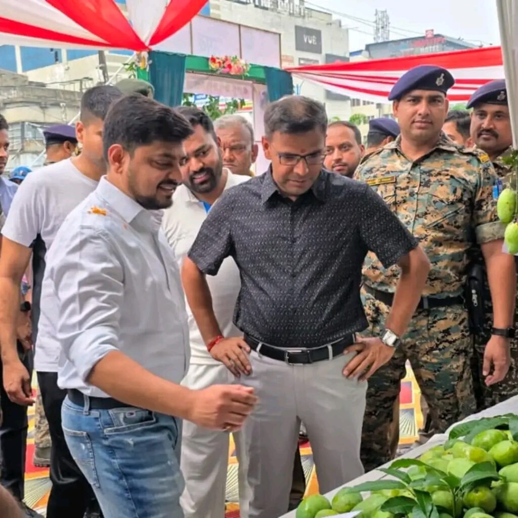 धनबाद आम महोत्सव: किसानों की मेहनत को मिला सम्मान, खरीदारों ने दिखाई दिलचस्पी