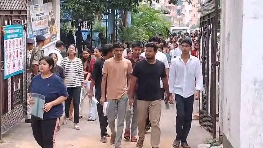 धनबाद में शांतिपूर्ण संपन्न हुई NEET-UG 2026 परीक्षा, फिजिक्स के सवालों ने बढ़ाई छात्रों की मुश्किलें