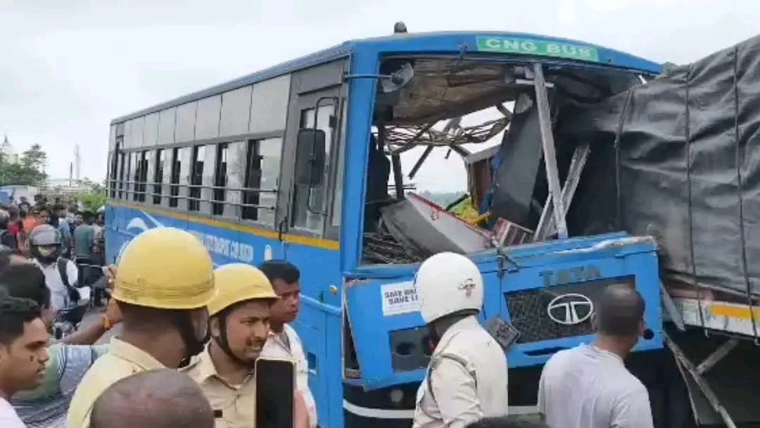 सरकारी बस ने ट्रक को मारी टक्कर, 5 यात्रियों की मौत, 21 घायल; ममता सरकार ने किया मुआवजे का ऐलान