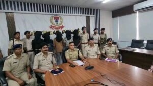 धनबाद पुलिस की बड़ी सफलता, बाइक चोर गिरोह का भंडाफोड़; 13 चोरी की मोटरसाइकिल के साथ 5 गिरफ्तार