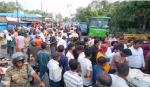 उमेश यादव हत्याकांड को लेकर झरिया में सड़क जाम, मुआवजे और गिरफ्तारी की मांग