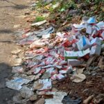 DhanbadNews:बैंक मोड़ में खुलेआम फेंकी गई एक्सपायरी दवाइयां, बदबू और स्वास्थ्य खतरे से परेशान लोग