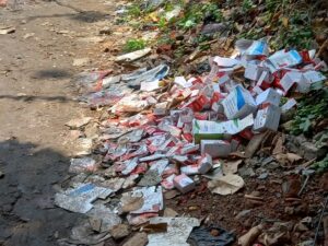 DhanbadNews:बैंक मोड़ में खुलेआम फेंकी गई एक्सपायरी दवाइयां, बदबू और स्वास्थ्य खतरे से परेशान लोग