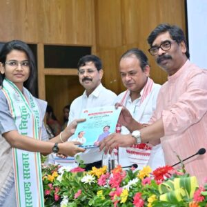 झारखंड स्वास्थ्य विभाग में बड़ी नियुक्ति, CM हेमंत सोरेन ने सौंपे नियुक्ति पत्र