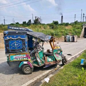 कतरास गोशाला पुल के पास टाटा मैजिक और टेंपो में भीषण टक्कर, दोनों चालक घायल