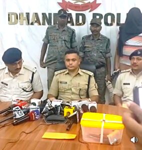 DhanbadNews:रेलवे टेंडर में रंगदारी की साजिश नाकाम, हथियारों के साथ गिरोह का सदस्य गिरफ्तार