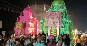 झरिया में मुहर्रम पर निकला भव्य ताजिया जुलूस, युवाओं के हैरतअंगेज करतब बने आकर्षण का केंद्र