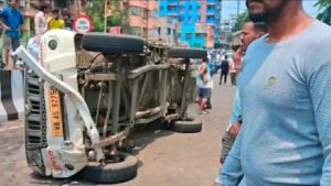 आसनसोल में दर्दनाक सड़क हादसा: पिकअप वैन की टक्कर से दो डिलीवरी बॉय की मौत की आशंका, GT रोड पर बवाल
