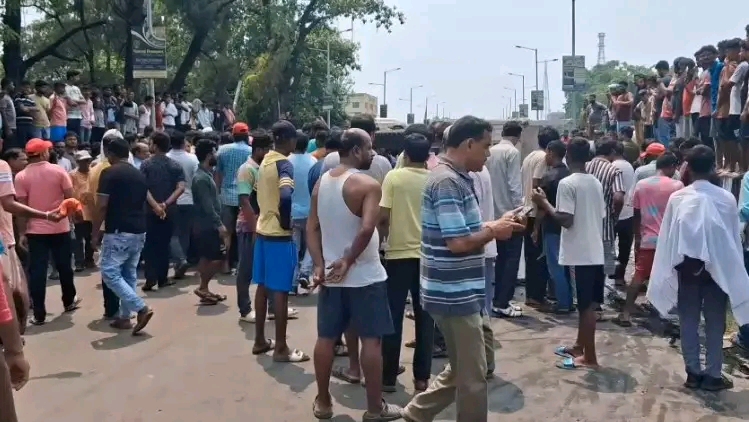 आसनसोल में भीषण सड़क हादसा, दो डिलीवरी कर्मियों की मौत के बाद बवाल