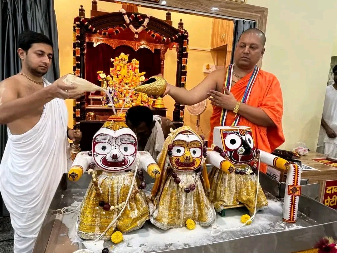 DhanbadNews:इस्कॉन धनबाद में श्रद्धा और भक्ति के साथ मनाया गया श्री श्री जगन्नाथ स्नान यात्रा महोत्सव