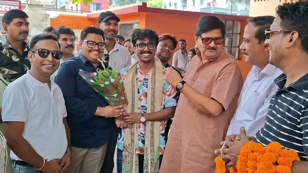 इंडियन आइडल फेम अभिषेक का धनबाद में भव्य स्वागत, भुईफोड़ मंदिर में किया गया सम्मानित