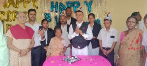 राधेश्याम गोस्वामी ने वृद्धाश्रम में बुजुर्गों संग मनाया जन्मदिन, सेवा और सम्मान का दिया संदेश