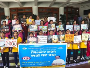 नशा मुक्त समाज के लिए धनबाद जिला प्रशासन की पहल, जागरूकता रथ रवाना