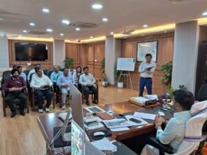 धनबाद:उपायुक्त ने की जिला आधार निगरानी समिति की समीक्षा बैठक, आधार केंद्रों के बाहर होगी वॉल राइटिंग