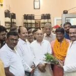 प्रसिद्ध उद्योगपति राम मोहन सिंह के आवास पहुंचे सांसद ढुल्लू महतो, हुआ भव्य स्वागत
