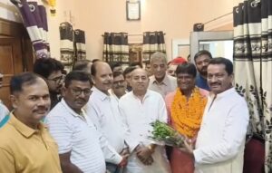प्रसिद्ध उद्योगपति राम मोहन सिंह के आवास पहुंचे सांसद ढुल्लू महतो, हुआ भव्य स्वागत