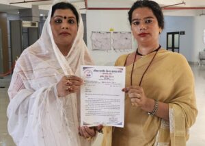 धनबाद में बढ़ती फर्जी किन्नरों की संख्या पर उपायुक्त से मिलीं सुनैना किन्नर और श्वेता किन्नर