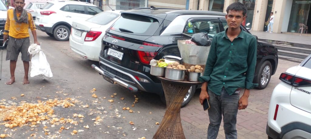 सेंटर पॉइंट मॉल के सामने गुपचुप विक्रेता का ठेला पलटा, लोगों ने बढ़ाया मदद का हाथ