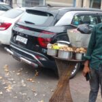सेंटर पॉइंट मॉल के सामने गुपचुप विक्रेता का ठेला पलटा, लोगों ने बढ़ाया मदद का हाथ