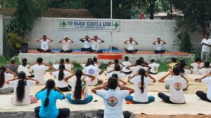 अंतर्राष्ट्रीय योग दिवस पर स्काउट्स एंड गाइड्स जिला संघ ने आयोजित किया भव्य योग कार्यक्रम