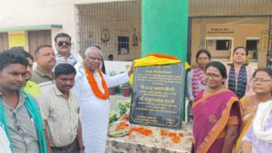 टुंडी विधायक मथुरा प्रसाद महतो ने किया लटानी बालिका आवासीय विद्यालय में अतिरिक्त भवन एवं मरम्मती कार्य का शिलान्यास