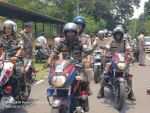 मोहर्रम को लेकर पुलिस अलर्ट, एसडीपीओ लिलेश्वर महतो के नेतृत्व में निकाला गया फ्लैग मार्च