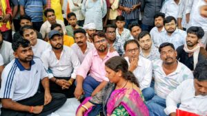 तोपचांची में सीलिंग भूमि विवाद को लेकर ग्रामीणों का धरना जारी, विधायक जयराम महतो ने दिया समर्थन
