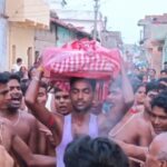 धनबाद के बामनबाद में दिखी अटूट आस्था, नुकीले कांटों पर लेटकर भोक्ताओं ने निभाई परंपरा