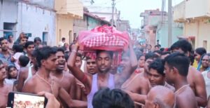 धनबाद के बामनबाद में दिखी अटूट आस्था, नुकीले कांटों पर लेटकर भोक्ताओं ने निभाई परंपरा