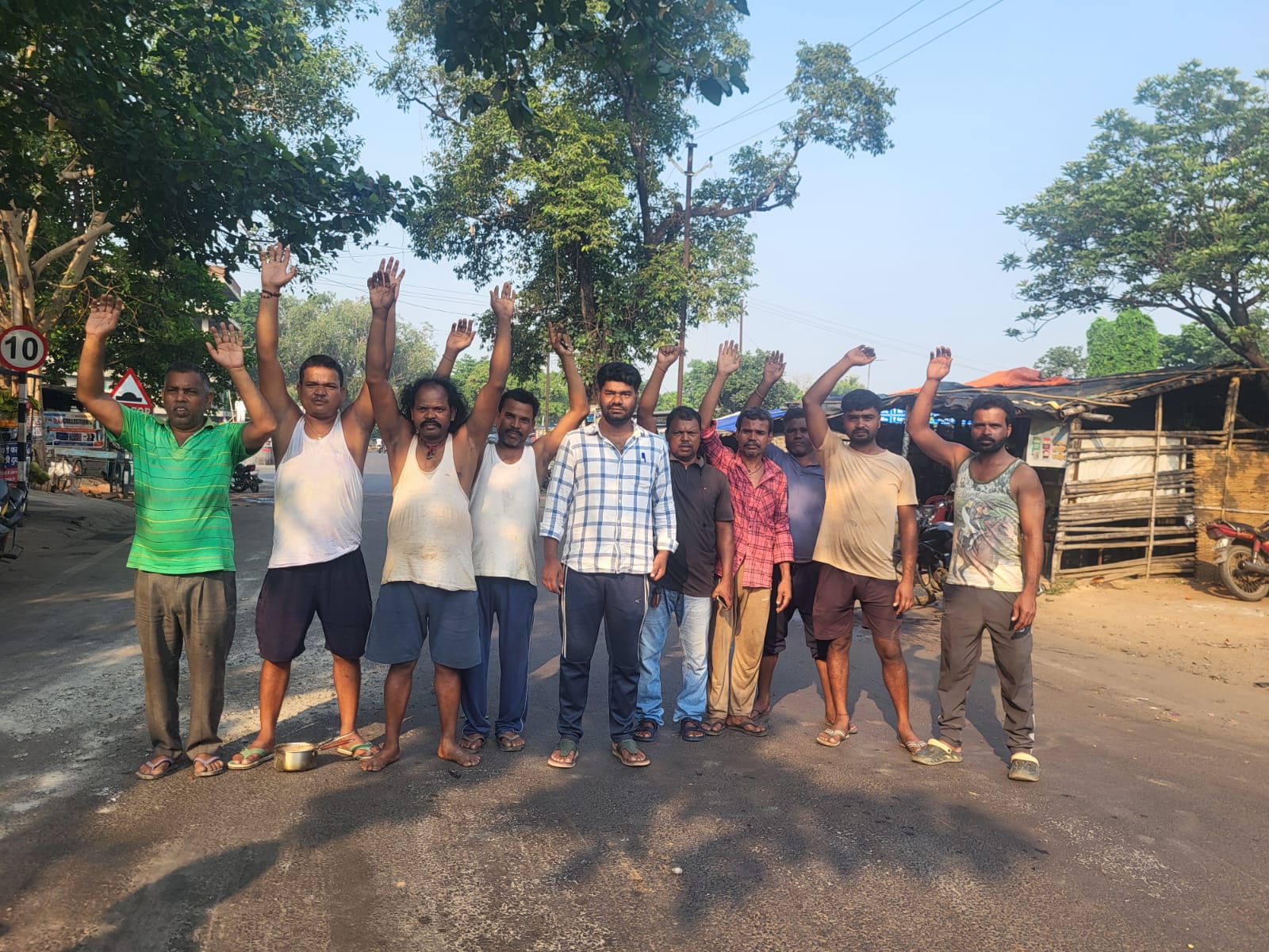 DhanbadNews:शक्ति चौक पर ब्रेकर पर रेडियम और स्ट्रीट लाइट की मांग, लगातार हादसों से लोगों में नाराजगी