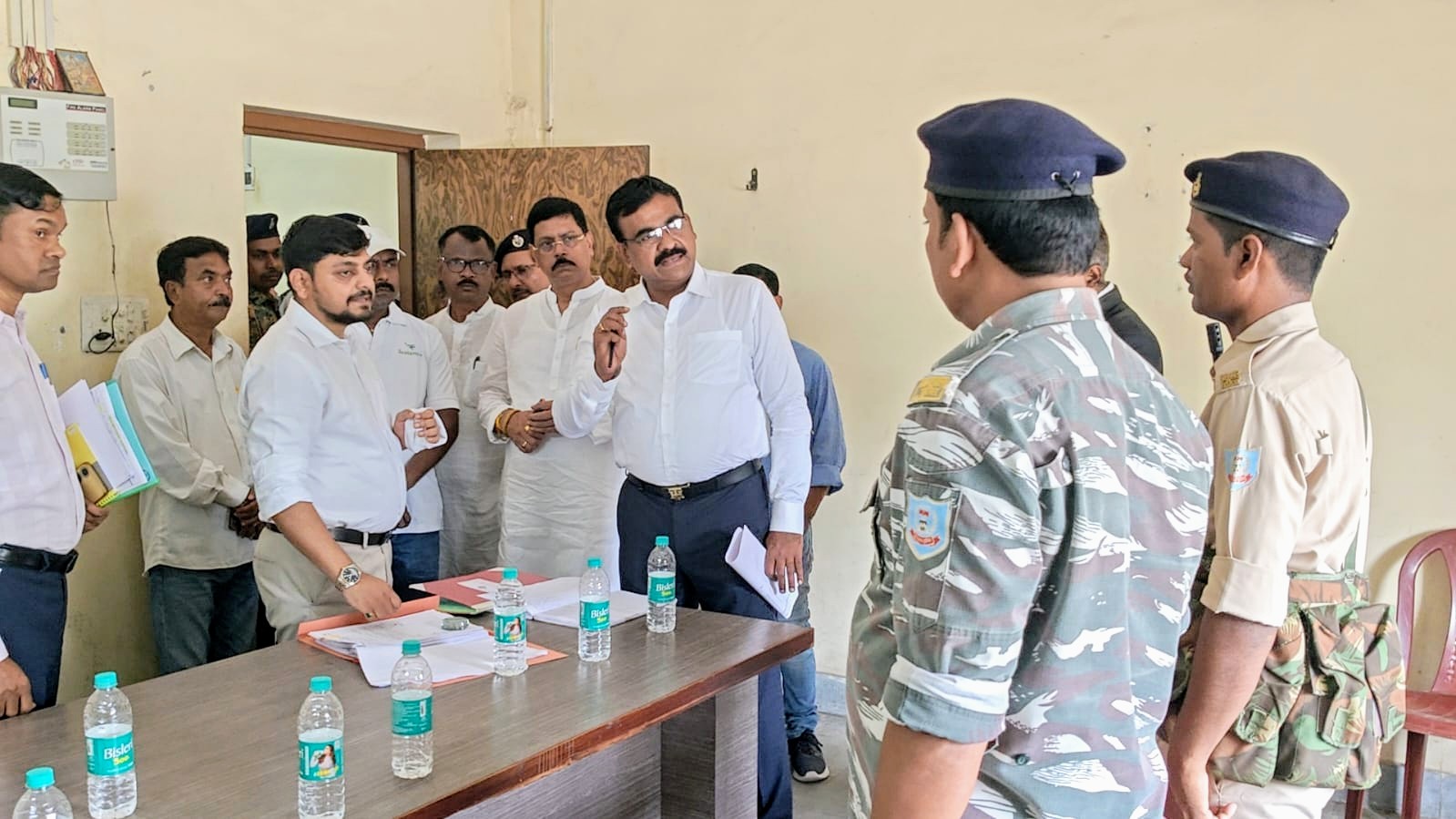 धनबाद में मुख्य निर्वाचन पदाधिकारी ने किया ईवीएम वेयरहाउस का निरीक्षण, सुरक्षा व्यवस्था का लिया जायजा