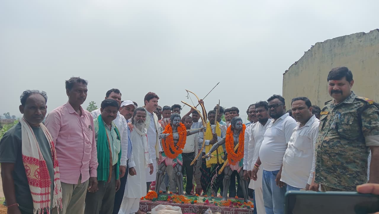 पूर्वी टुंडी के बामनबाद में हूल दिवस पर उमड़ा जनसैलाब, वीर शहीद सिद्धू-कान्हू को दी गई श्रद्धांजलि