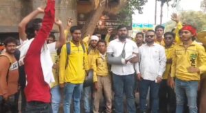 धनबाद में ब्लिंकिट डिलीवरी पार्टनर्स का प्रदर्शन, बेहतर भुगतान की उठाई मांग
