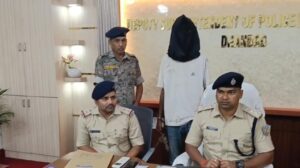 महिला का पर्स छीनकर भाग रहे दो झपटमार गिरफ्तार, सरायढेला पुलिस ने खदेड़कर दबोचा