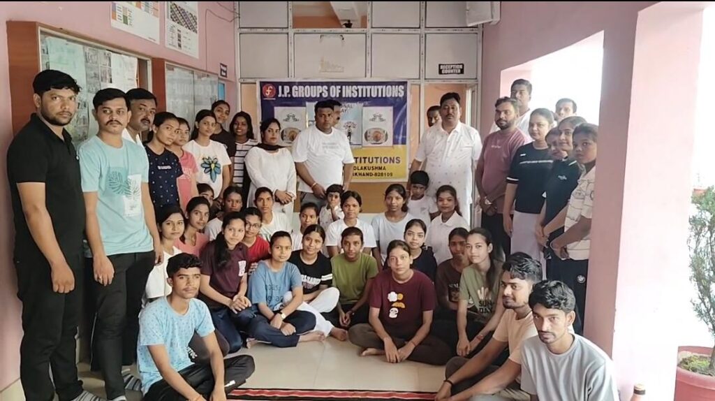 DhanbadNews जेपी ग्रुप ऑफ इंस्टीट्यूशन में धूमधाम से मनाया गया विश्व योग दिवस, शिक्षकों और विद्यार्थियों ने किया सामूहिक योगाभ्यास