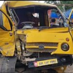 BiharNews:कार और स्कूल वैन की टक्कर में दो बच्चे घायल, कार के उड़े परखच्चे