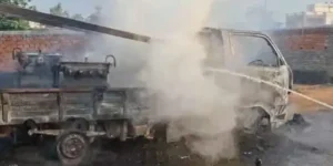 GiridihNews:चलती टाटा मैजिक में लगी भीषण आग, चालक ने कूदकर बचाई जान; वाहन और सामान जलकर राख